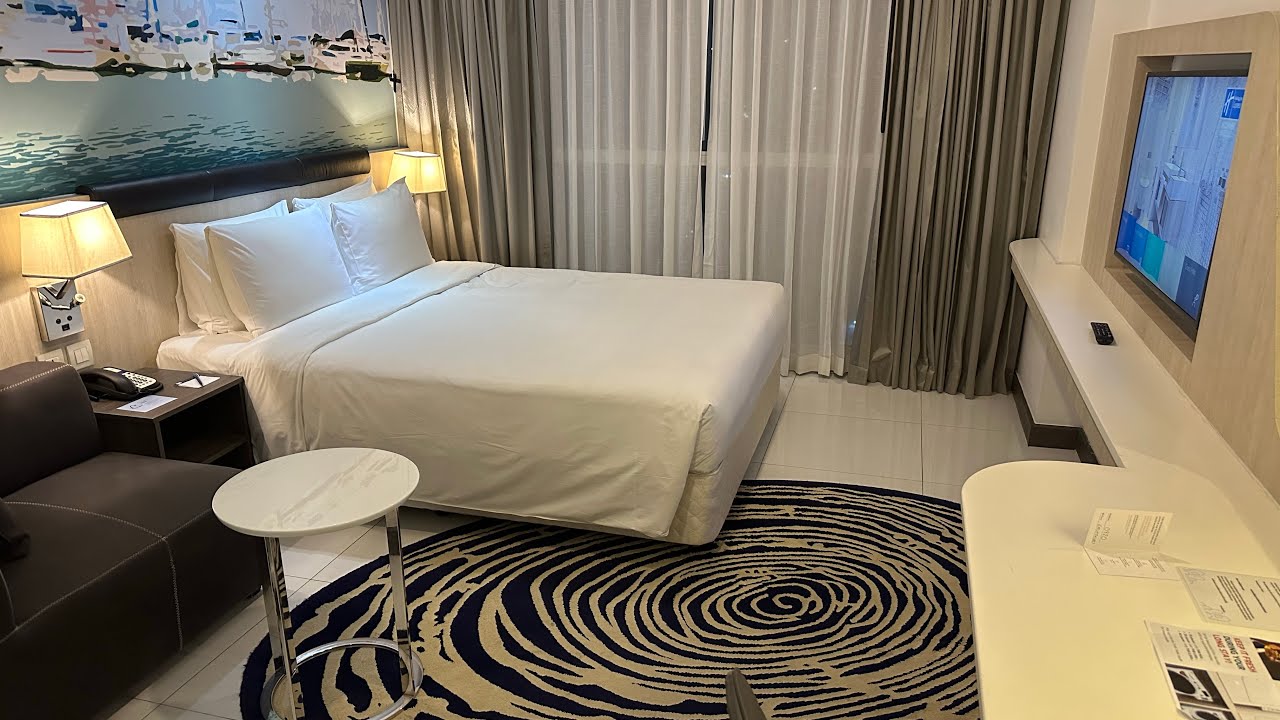 Holiday Inn Express Pattaya Central, an IHG Hotel - One King Bed Room - Breakfast - Review