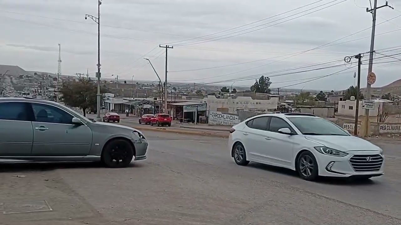 HACEN  FALTA SEMÁFOROS Y SEÑALAMIENTOS EN  ESTAS CALLES 