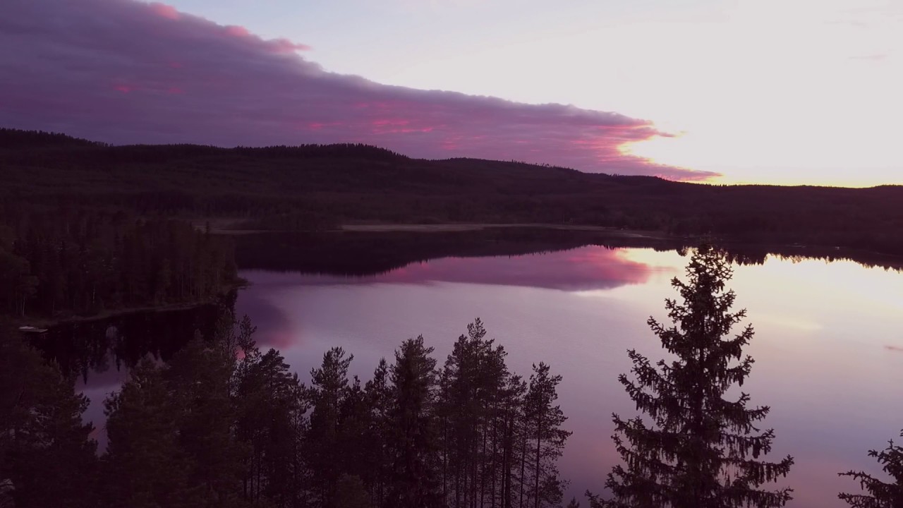 kvällsflygning med drönae över sjön i Malung