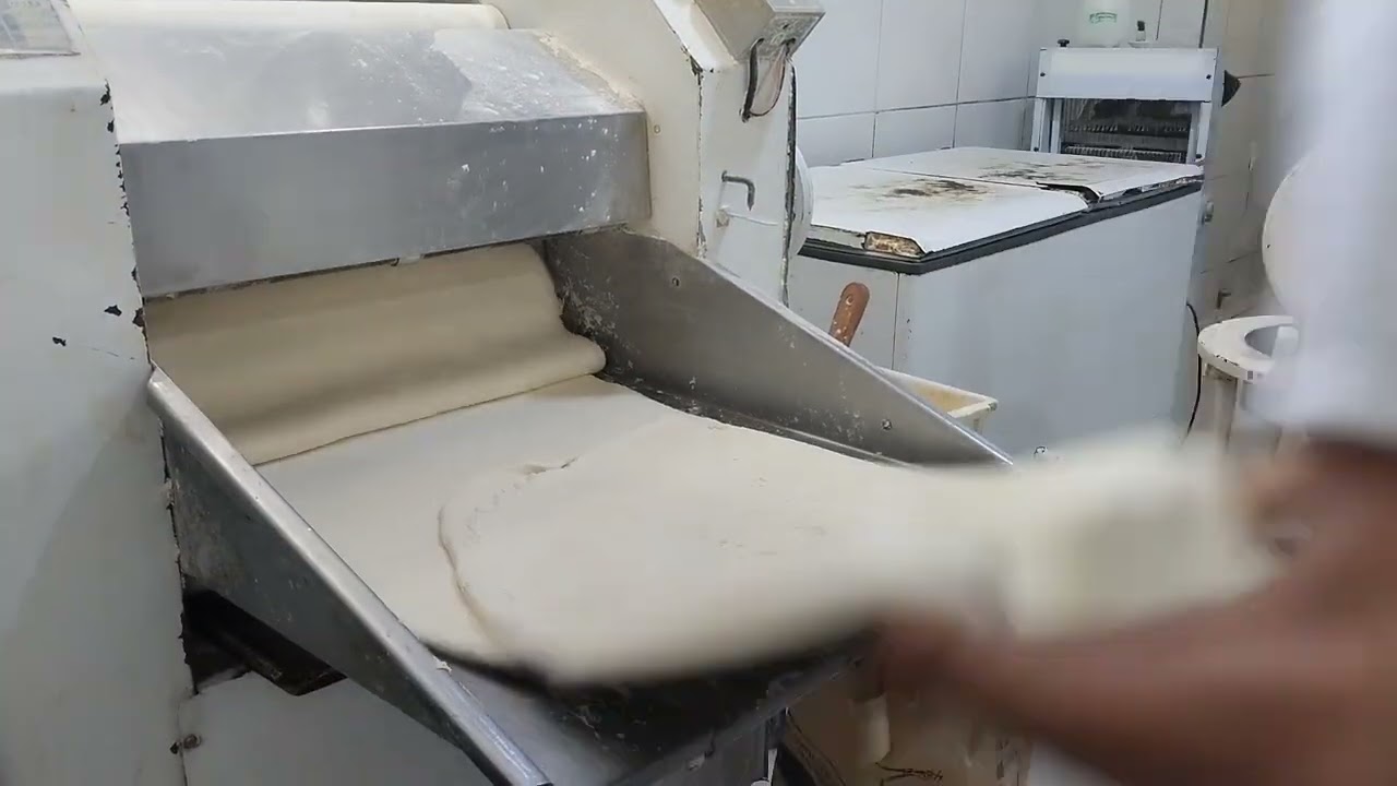 Cilindrando a massa do pão francês