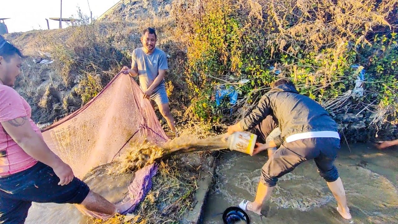 TRADITIONAL WAY OF FISHING IN NEPAL || BAGMATI RIVER🇳🇵🇳🇵