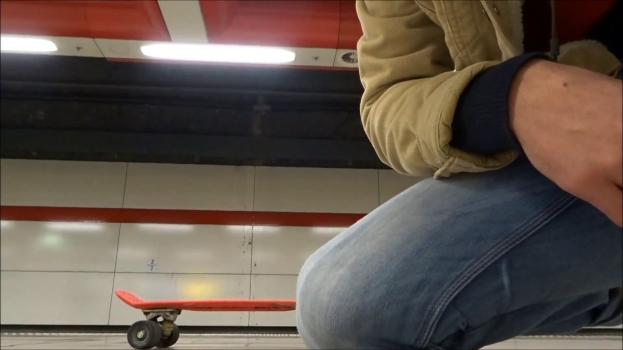 Pennyboarden in Brussel station