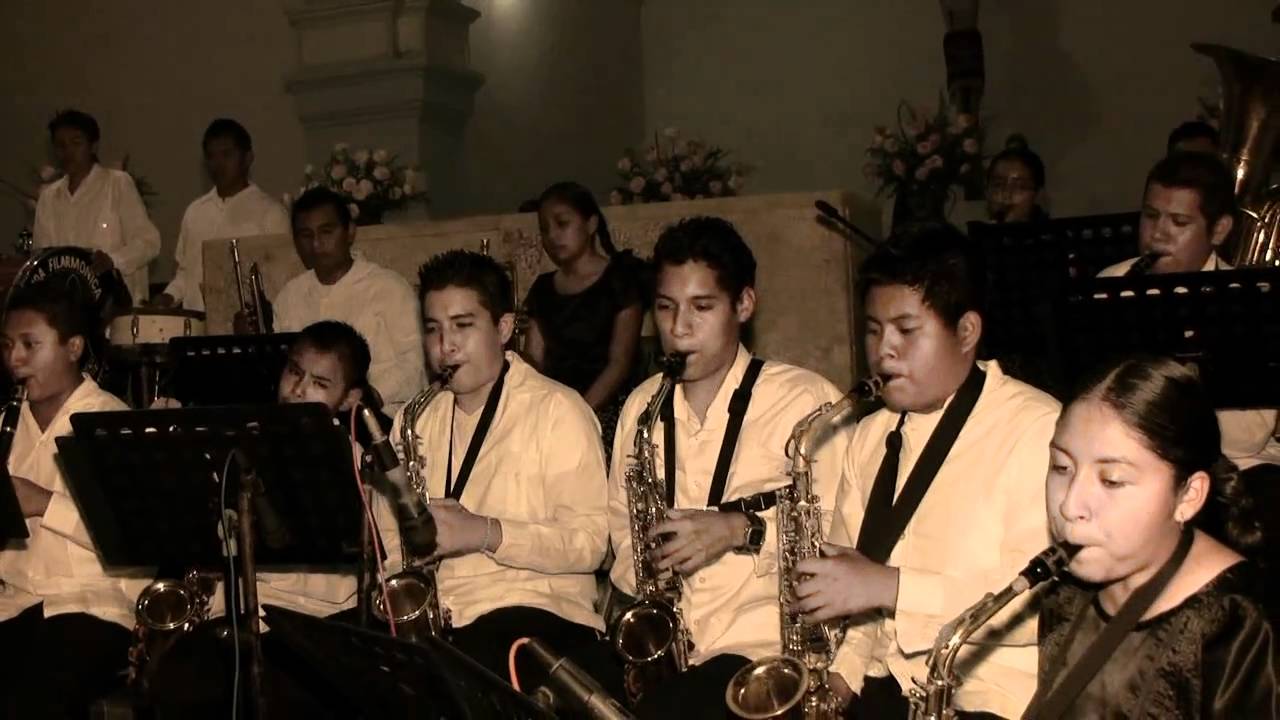 Tehuantepec - Musica de Muertos en la catedral con la Banda Filarmonica Sandunga