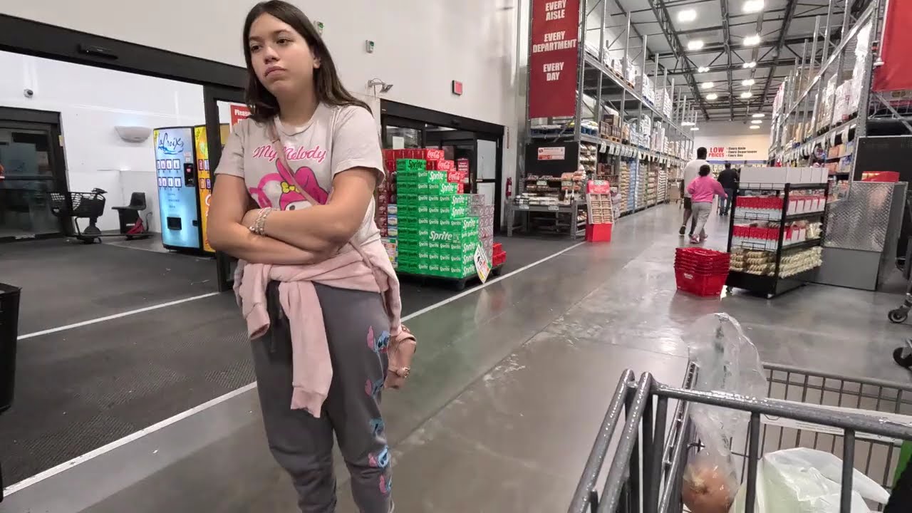 $17 Checkout Lane, WinCo Foods, Goodyear, Arizona, 21 December 2025, GFH20687