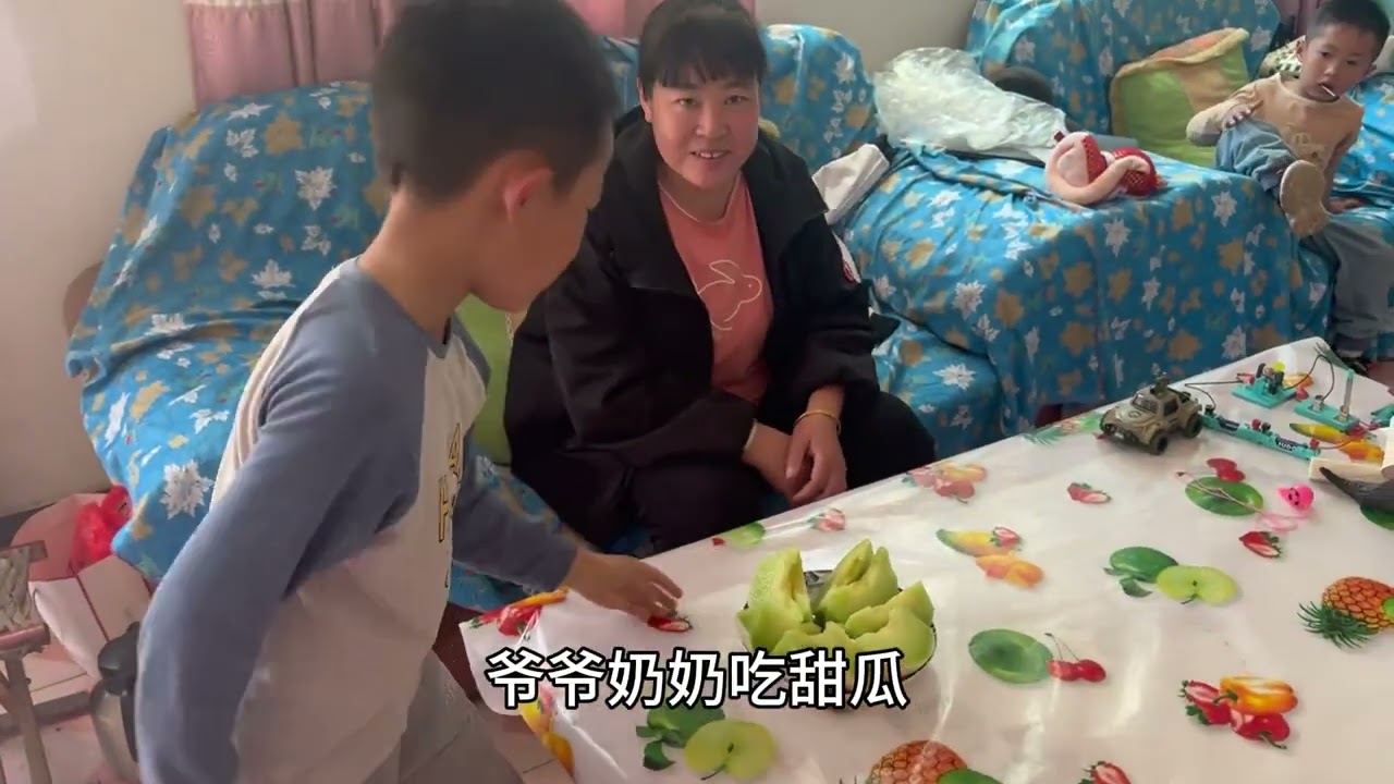 母亲来看望远嫁的闺女，女婿准备八个拿手好菜，团聚的感觉真好 