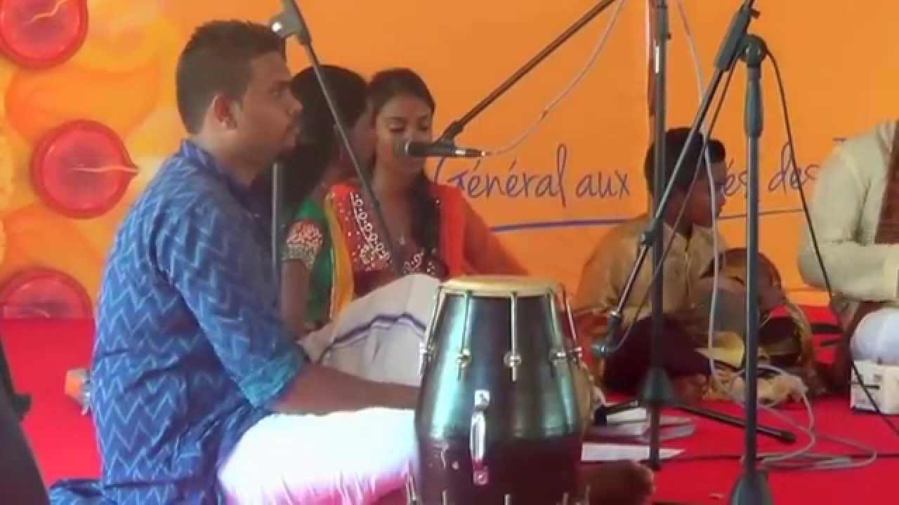 Mundi Mundi chanté par Oundjel Bhajans Goparla Jour de l'an Tamoul 5115 Villa Département