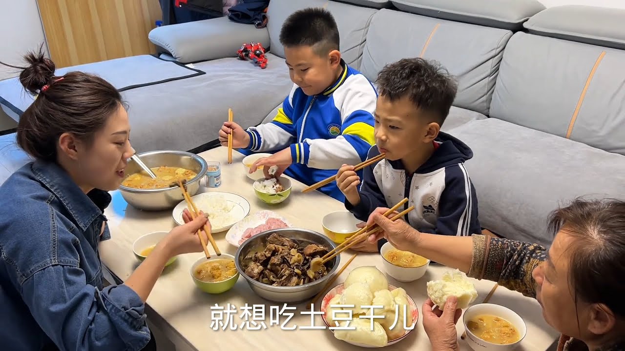 二条带老妈接小七放学，媳妇做好饭菜端来一起吃，离得近是真方便