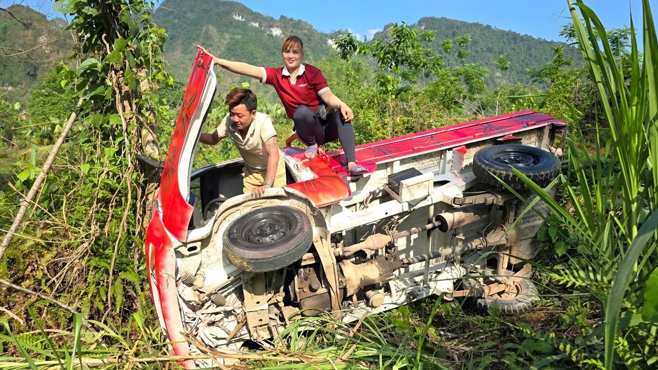 The girl rescue and repaired cars for the neighbor was overturned in the middle of the road.