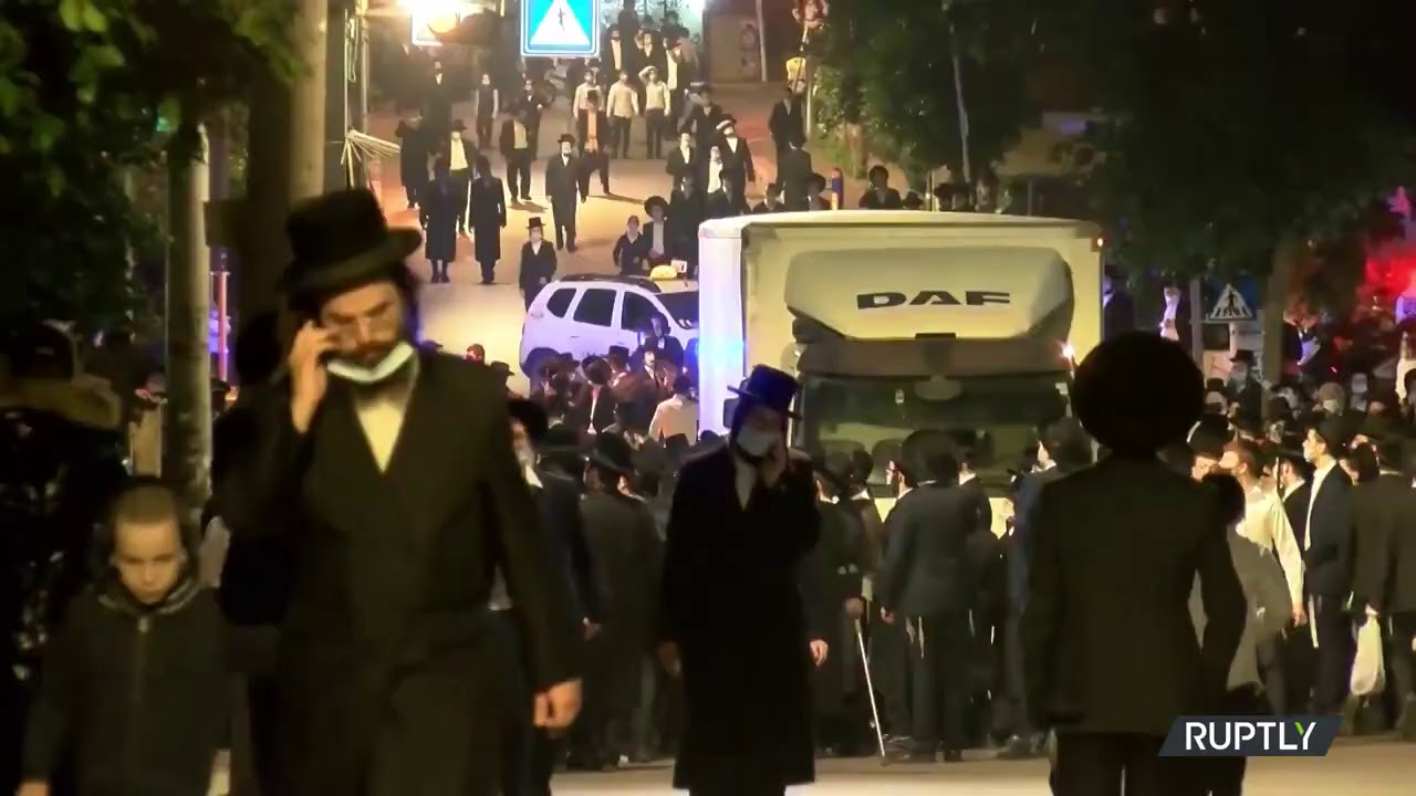 Thousands of Orthodox Jews Defy COVID restrix in Rabbi Funeral