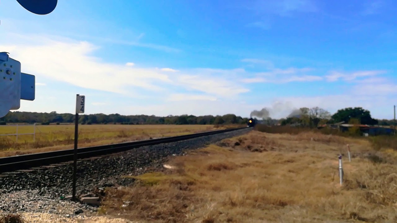 UNION PACIFIC BIG BOY #4014 High Ball through Sandy fork, Tx doing 55 to 60!!