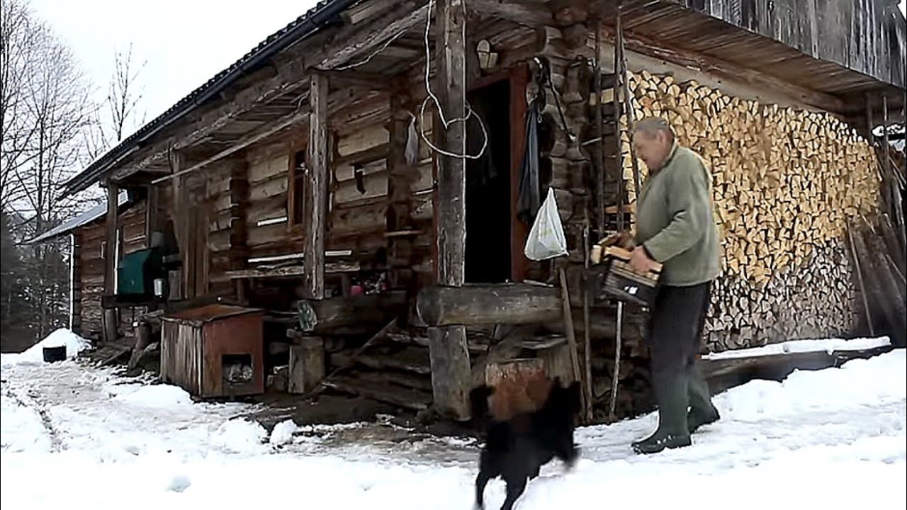 Простая жизнь дедушки в горах, вдали от цивилизации. Дом без света.