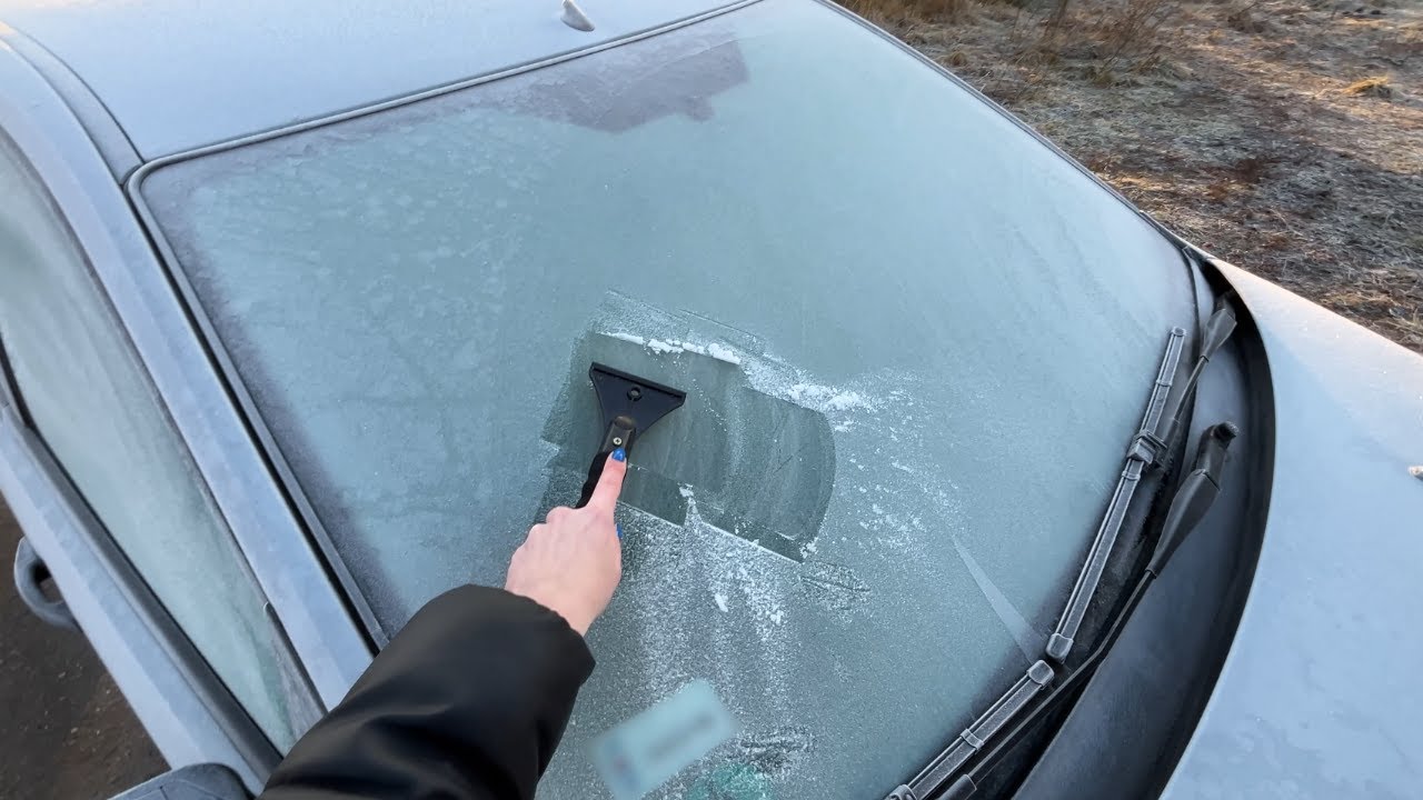 Odmroź auto 3x szybciej! Trik, który ratuje zimowe poranki