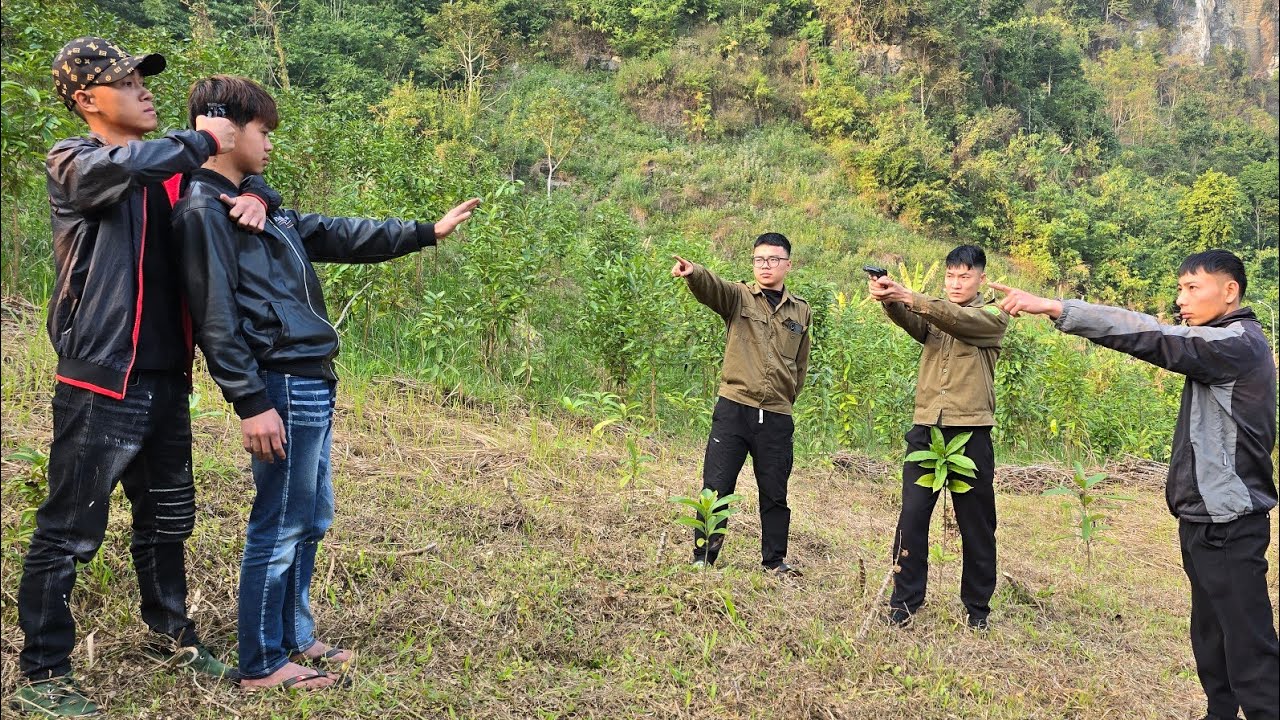 Officer Tiến is pursuing the criminals. Hải attacks his subordinate to erase evidence.