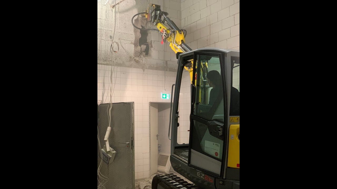 Abbrucharbeiten mit dem 2,6to Bagger