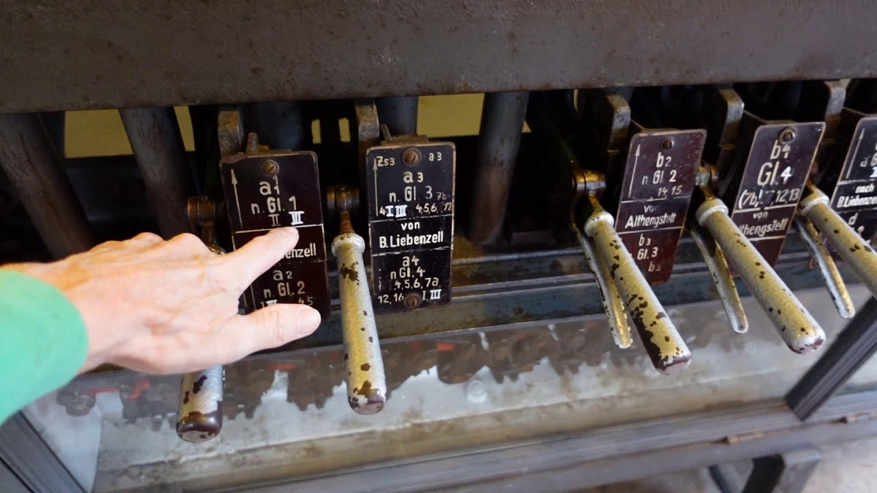 Aktionen im Stellwerk bei einer Zugkreuzung in Calw