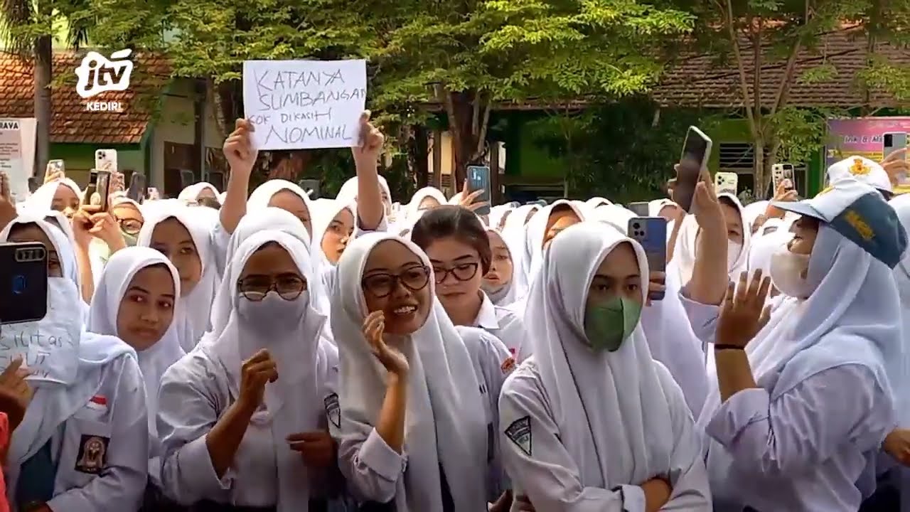 TULUNGAGUNG - Ribuan Siswa SMKN 1 Boyolangu Unjuk Rasa Tolak Pungutan Sumbangan