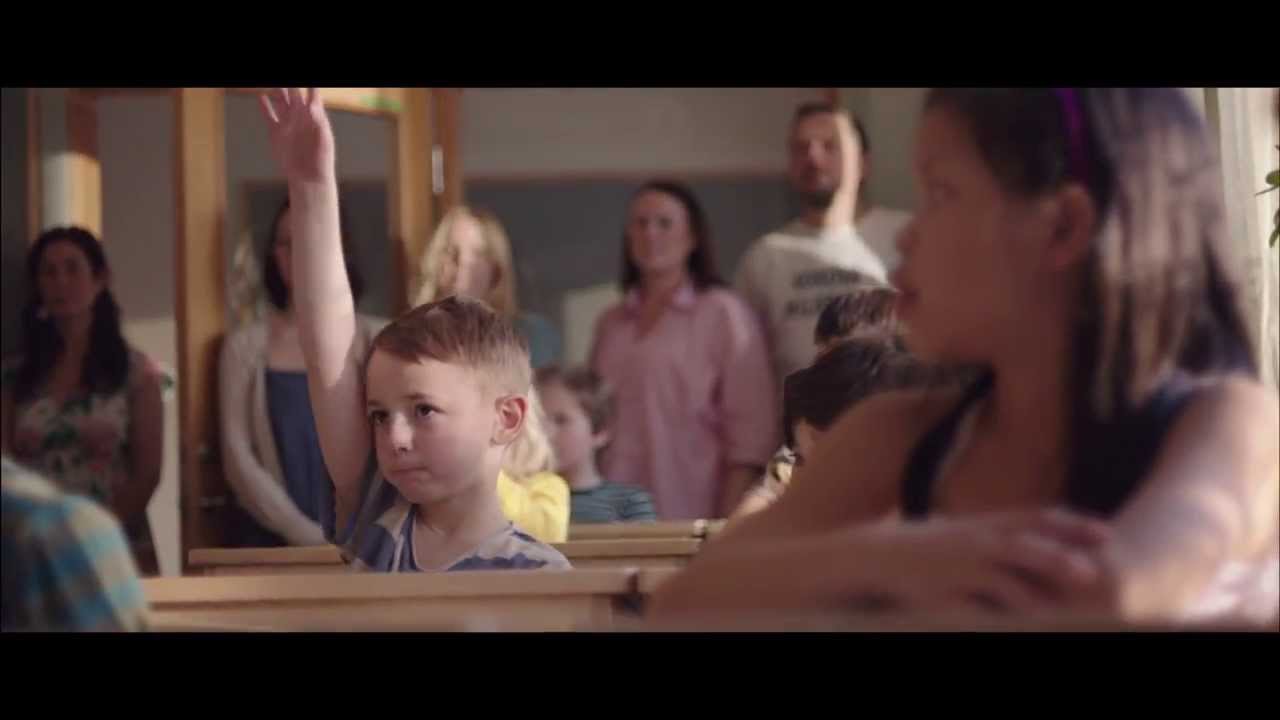 Reklamfilm - En tom stol i klassrummet