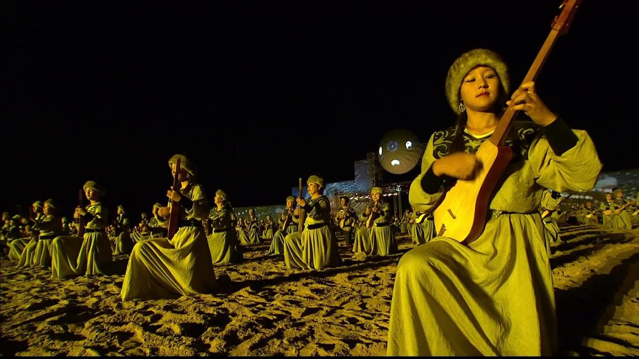 Тысяча комузистов исполнили Маш ботой на открытии Игр кочевников