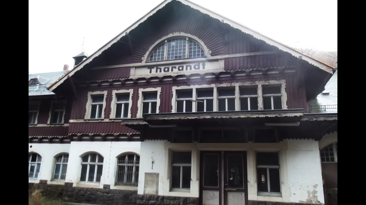 Verfallenes Bahnhofsgebäude_ Tharandt