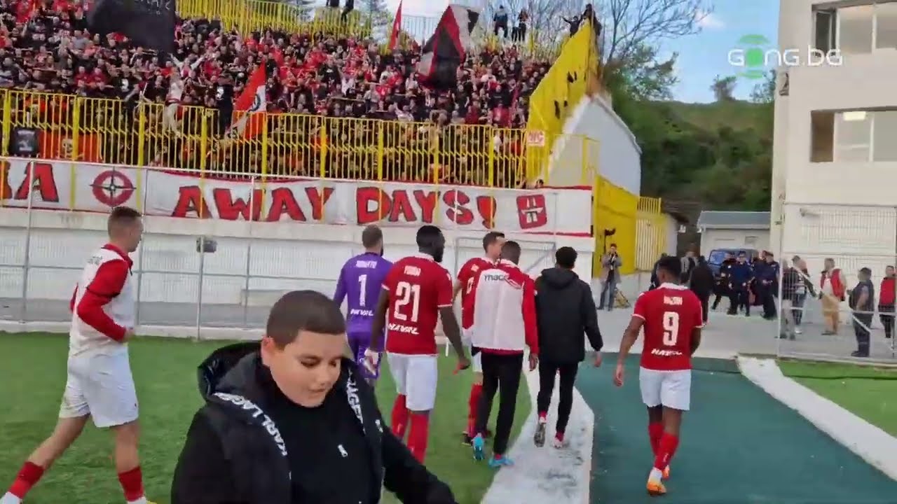 Играчи и привърженици на ЦСКА празнуват заедно успеха над Пирин