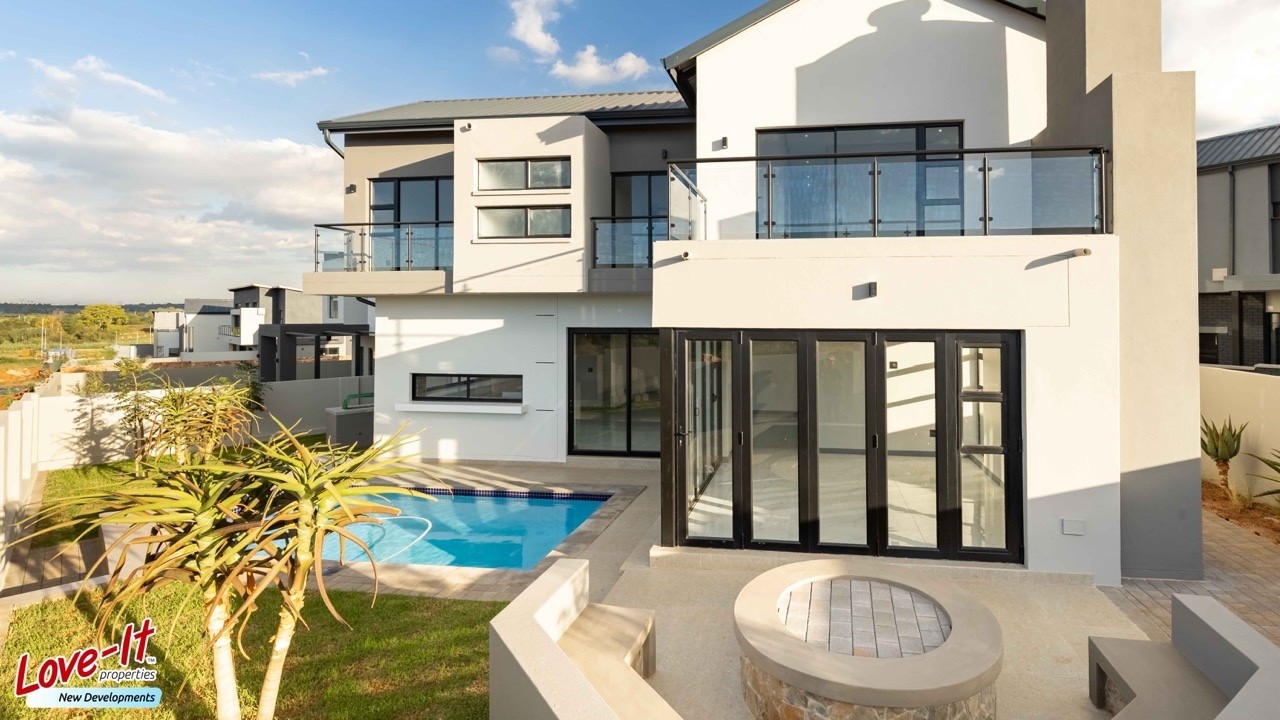 Luxury Family Home with Pool, BOMA & Private Upstairs Retreats