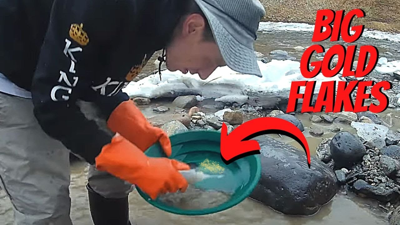 I Found BIG GOLD Flakes!! While Gold Panning In The Winter!