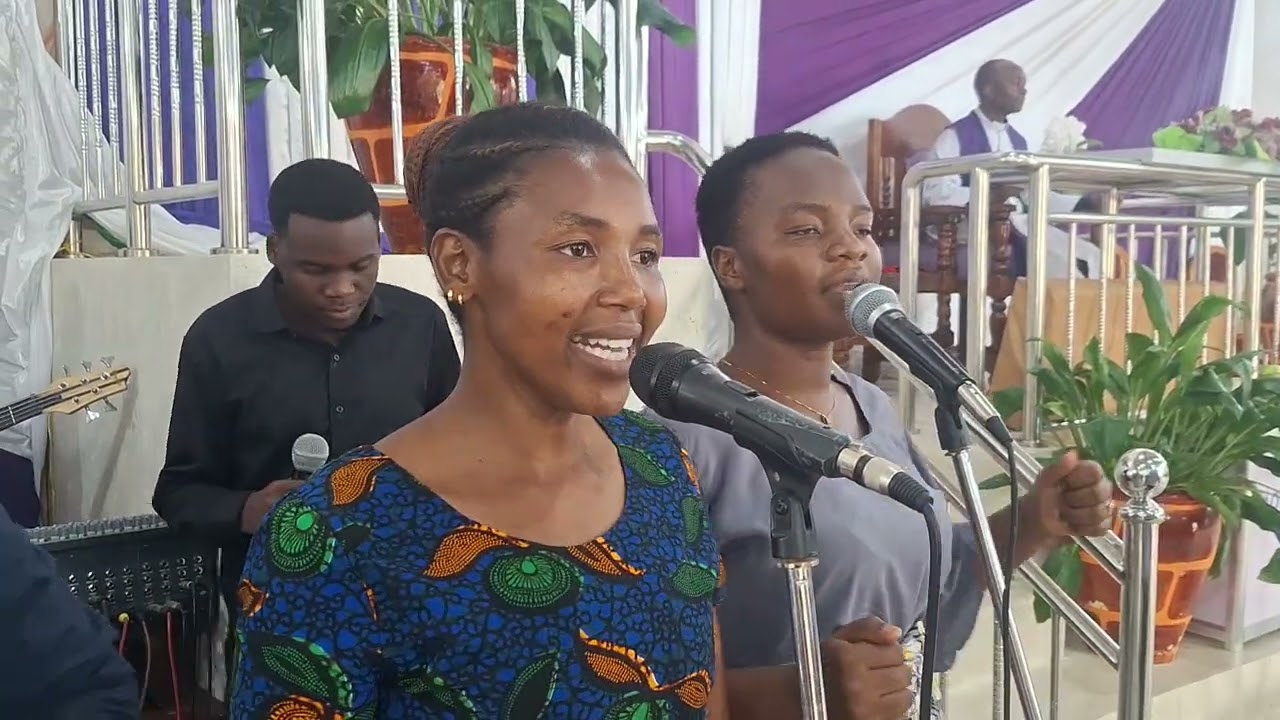 KWAYA YA VIJANA MORAVIAN IRINGA BWANA AKAMWAMBIA MUSA MSINILILIE MSONGE MBELE