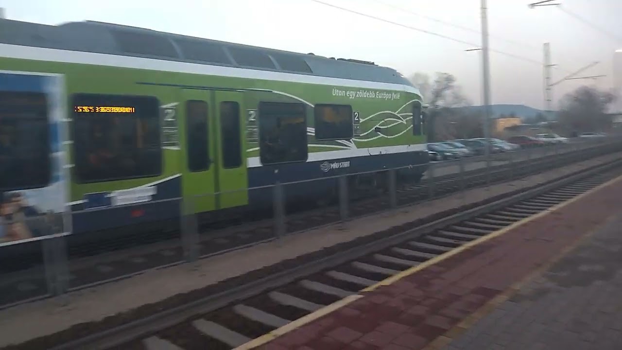 Z&ouml;ld flirt vonat ind&uacute;l S&oacute;lym&agrave;rr&oacute;l