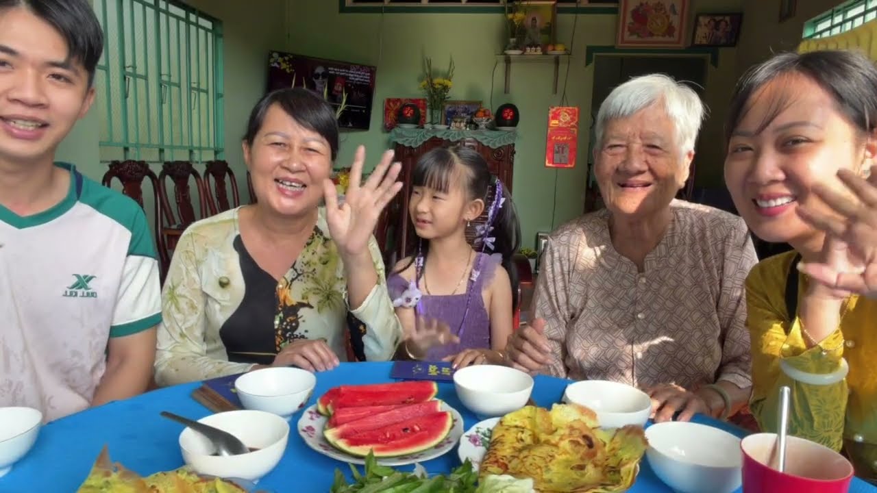 Mùng Một cả nhà cùng ăn Bánh Xèo và Hương gửi tiền mừng tuổi lì xì cho Ngoại Nẹ,Tuấn và Xi Xi