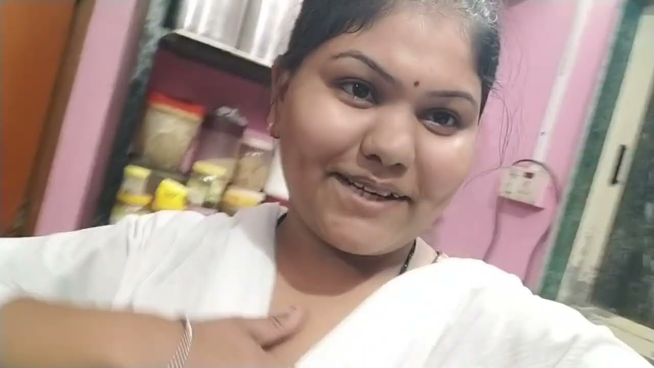 आज बनवली शेवग्याच्या शेंगाची भाजी🥘😋  एकदा या पद्धतीने करून तर बघा ✌️आणि बघा Shiuu च्या मस्त्या 😊✨
