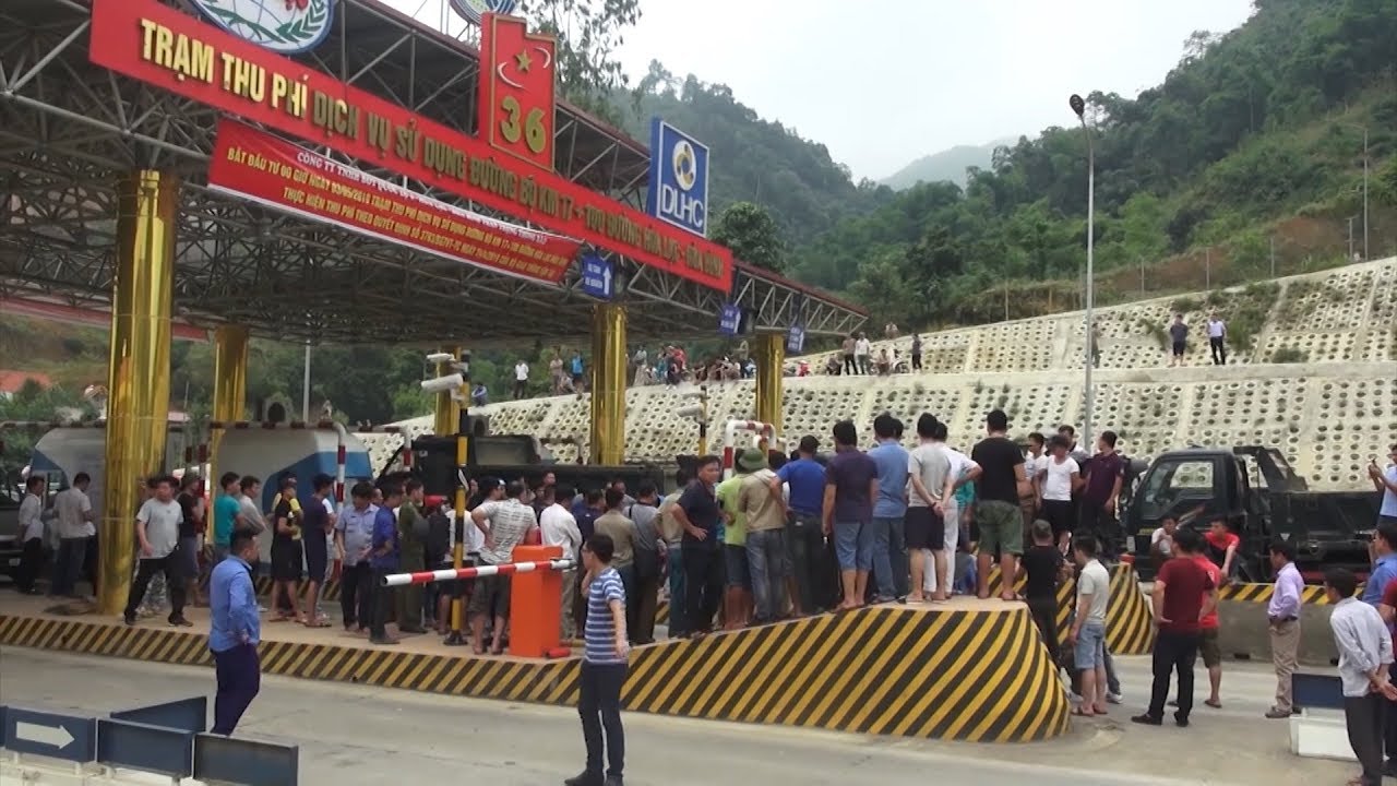 Xả trạm thu phí Hòa Lạc - Hòa Bình vì người dân phản đối thu phí gây ùn tắc giao thông