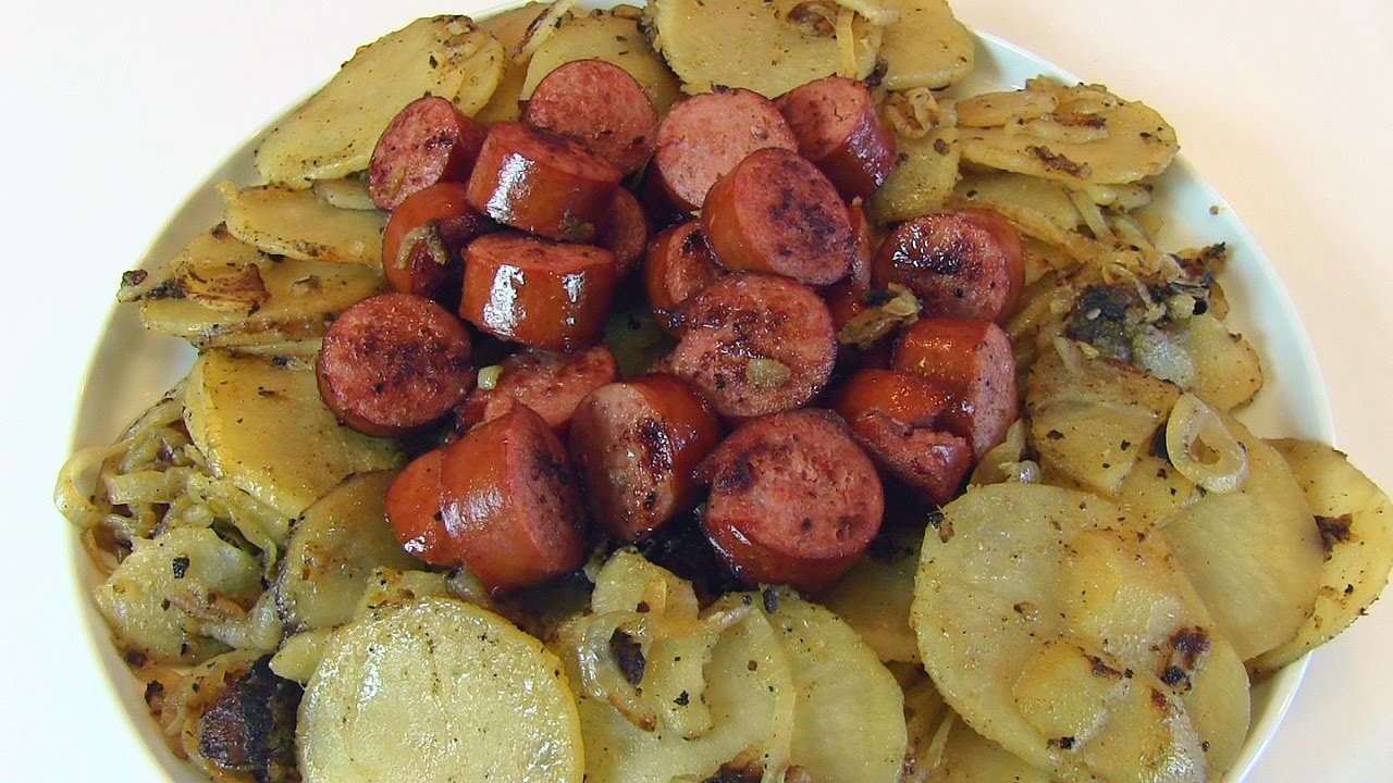 Картофель по-бетти с луком и копченой колбасой