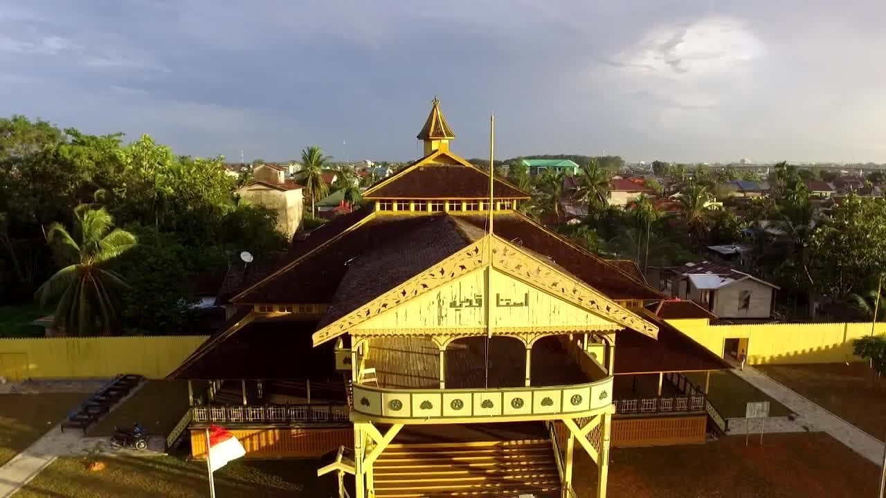 3 SITUS PENTING SEJARAH PONTIANAK | Istana Masjid & Makam Kadriah