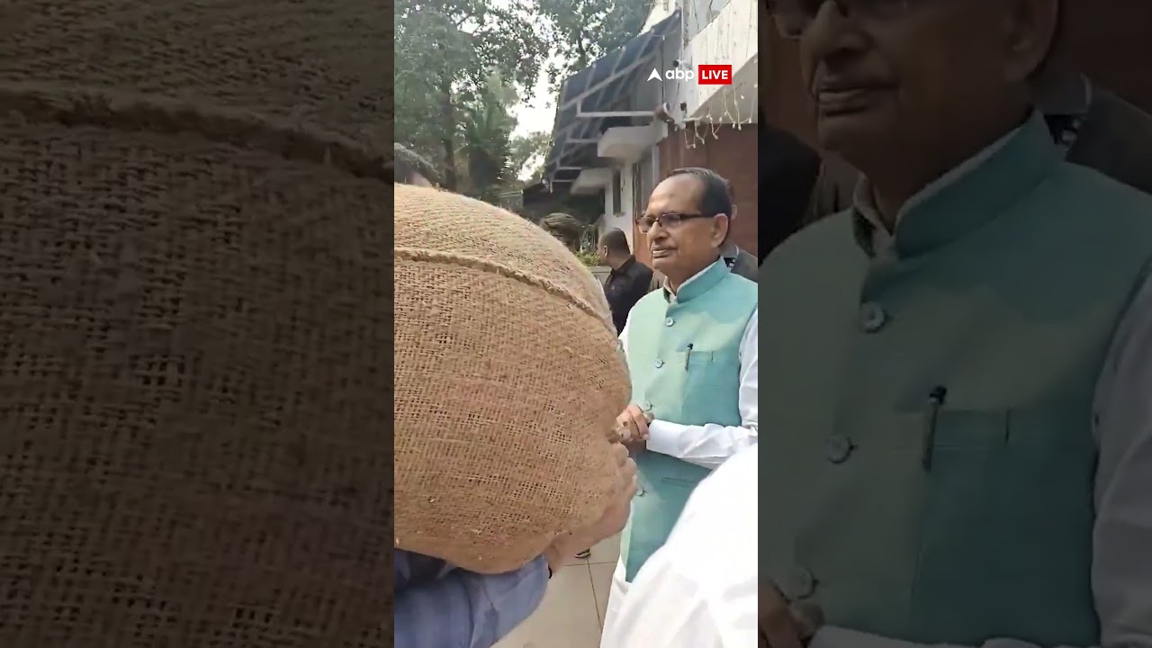 Jeetu Patwari Viral Video: बोरा लेकर Shivraj Singh Chouhan से मिलने पहुंचे जीतू पटवारी #shorts