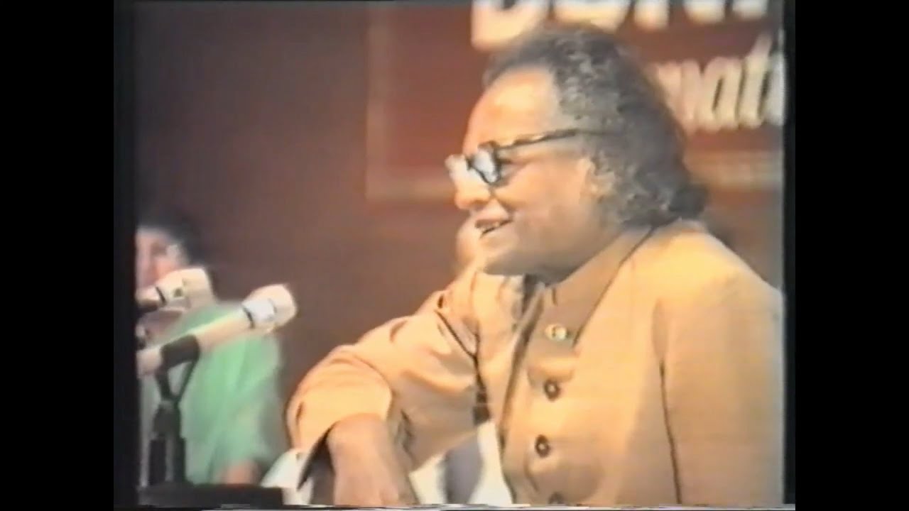 Khumar Barabankvi's Ghazal    مر کے بھی جینے والے زندہ ہیں    موت بھی زندگی سے ہاری ہے