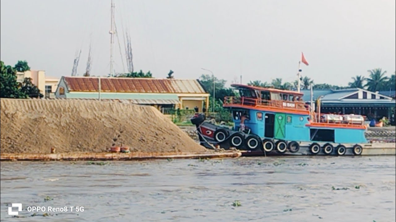 Tàu Đầu Ủi Đẩy Bon Cát To Khủng Xuyên Qua Cầu Chợ Gạo Lớn.