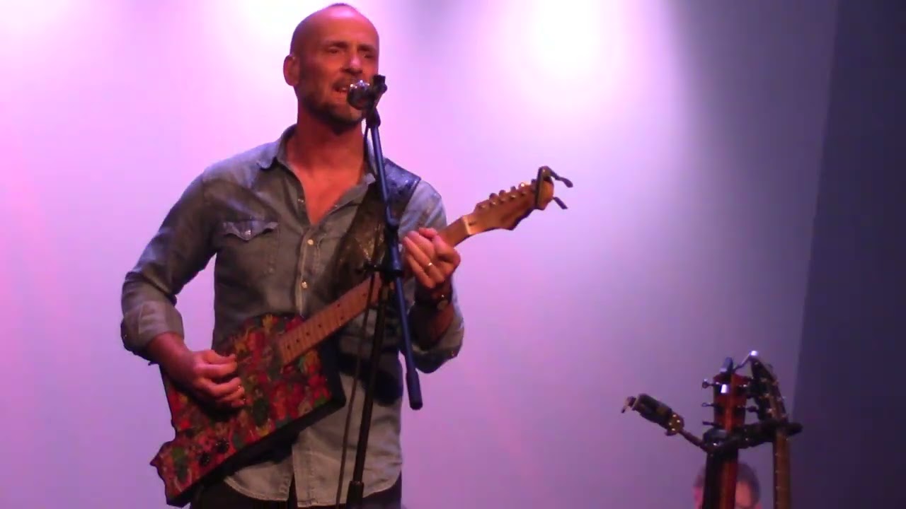 Paul Thorn performs 