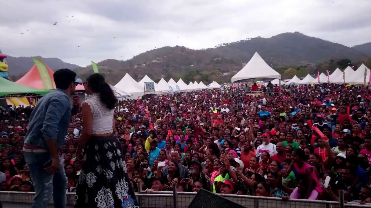 Kunj & Twinkle take a selfie with the crowd