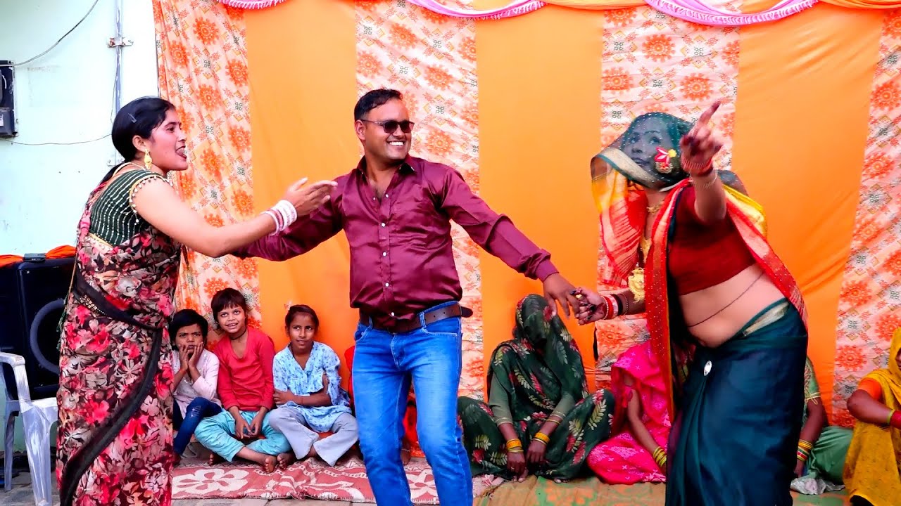 Dehati- दोनों पत्नियों के साथ पति ने किया कमरतोड़ डांस / बालम मौज बड़ी है न्यारे में / Sarita shastri