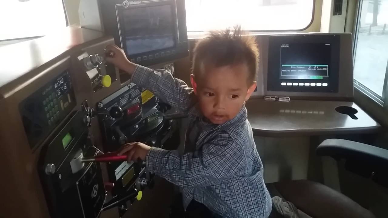 Niño Jugando con Tren Real!! Funny moments!! UP 8952 SD70AH