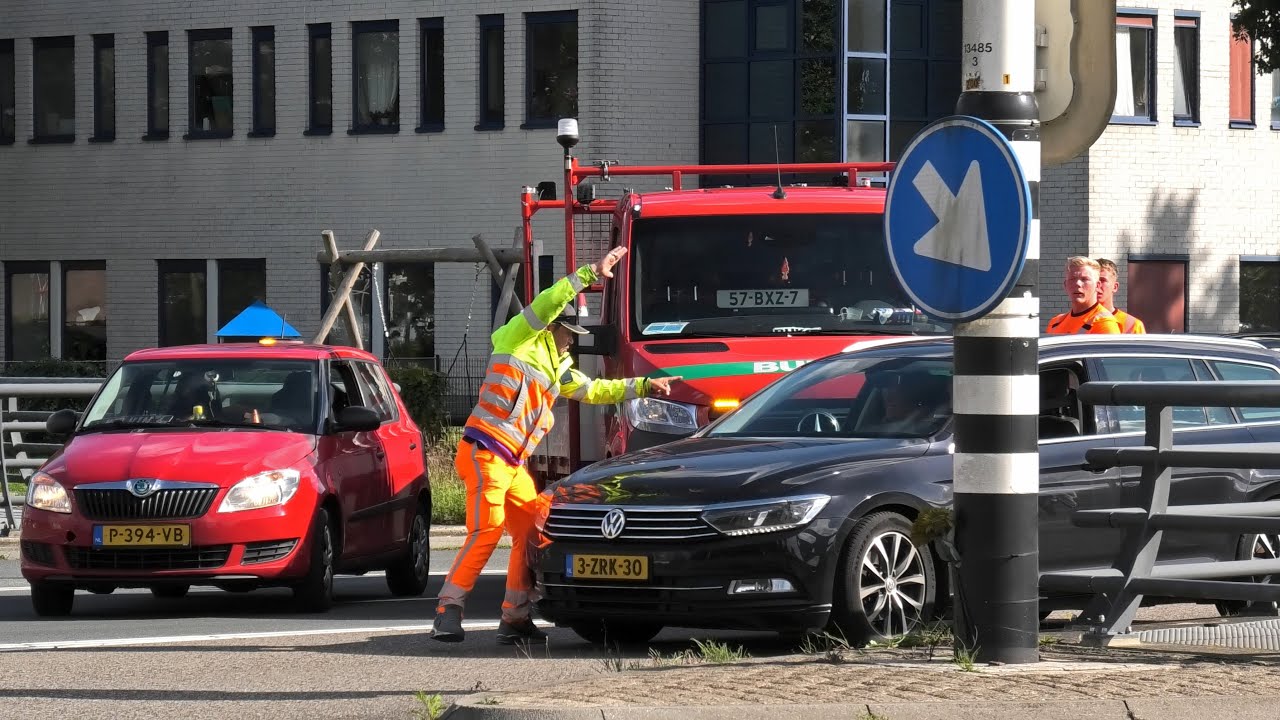 Verkeersregelaar springt voor auto die oprijdt na voetbalwedstrijd PEC Zwolle - Almere City