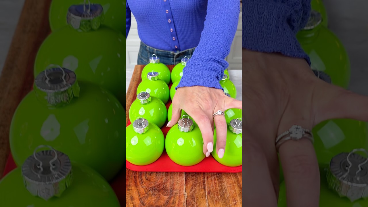 How to make grinch-inspired Christmas ornaments at home 💚 #grinch #christmasornaments #diycrafts