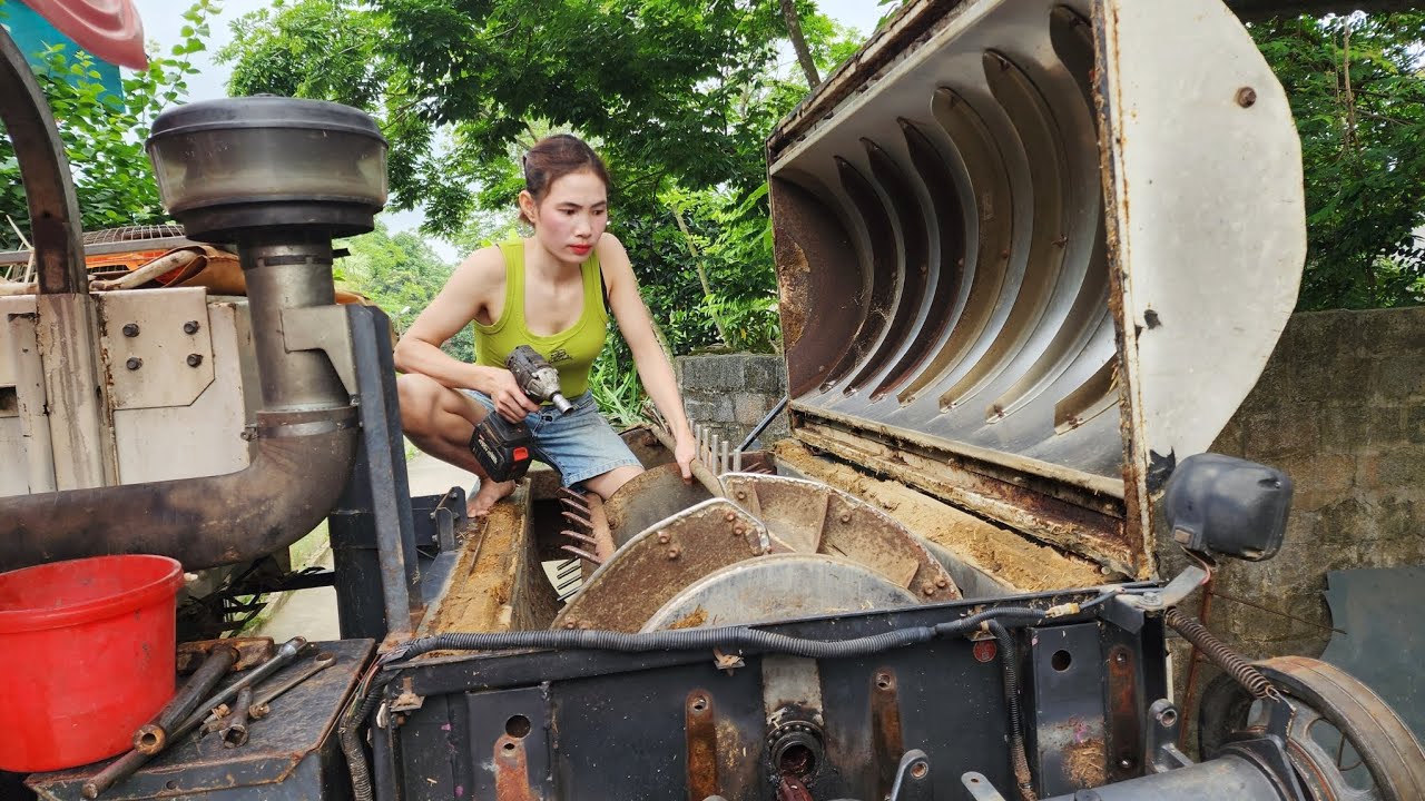 Genius girl repairs and replaces the shaft bearing of the Kubota DC70 harvester.