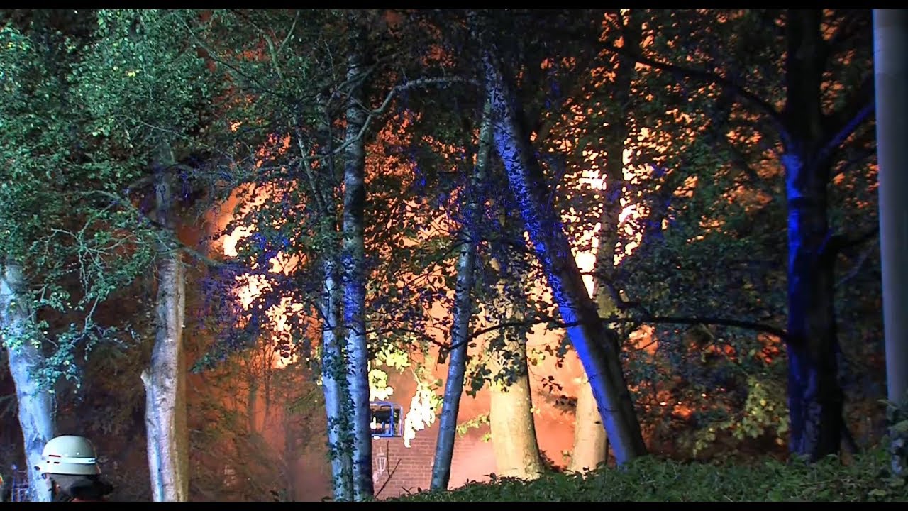 EINFAMILIENHAUS BRENNT IN VOLLER AUSDEHNUNG -  FEUERWEHR KÄMPFT GEGEN METERHOHE FLAMMEN