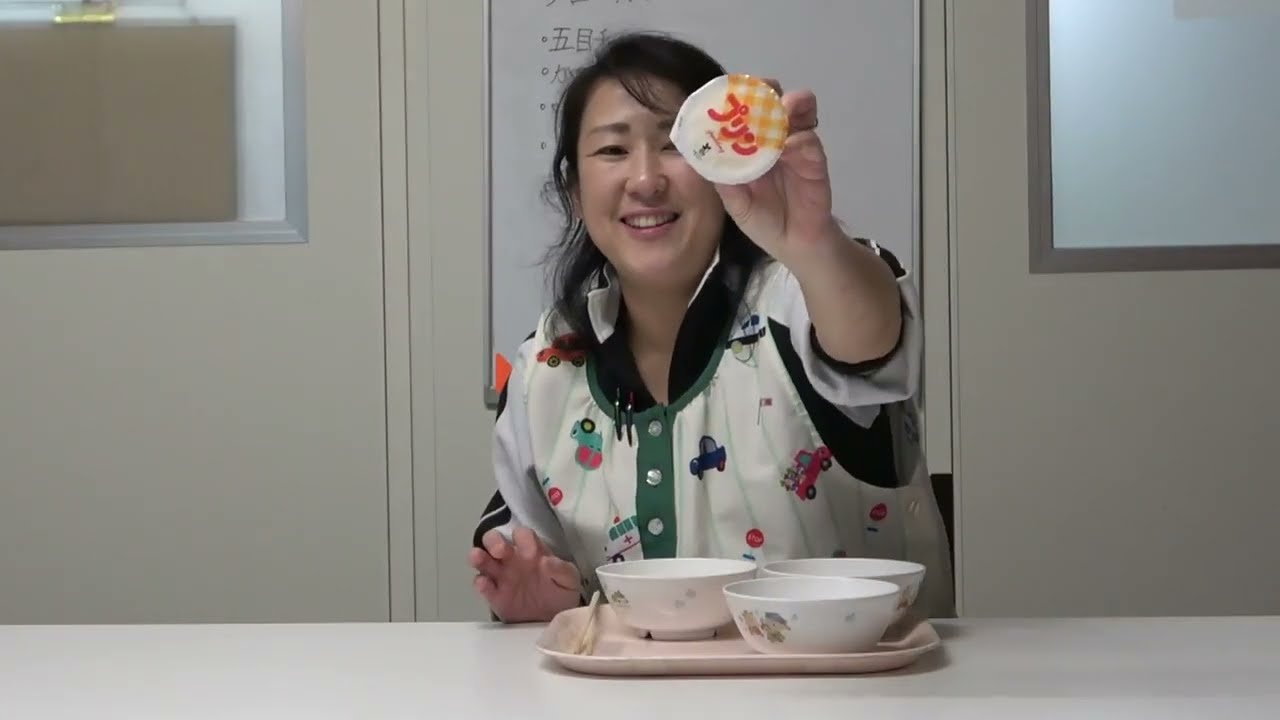 ともべ幼稚園　今日の給食「五目チャーハン」を食べる