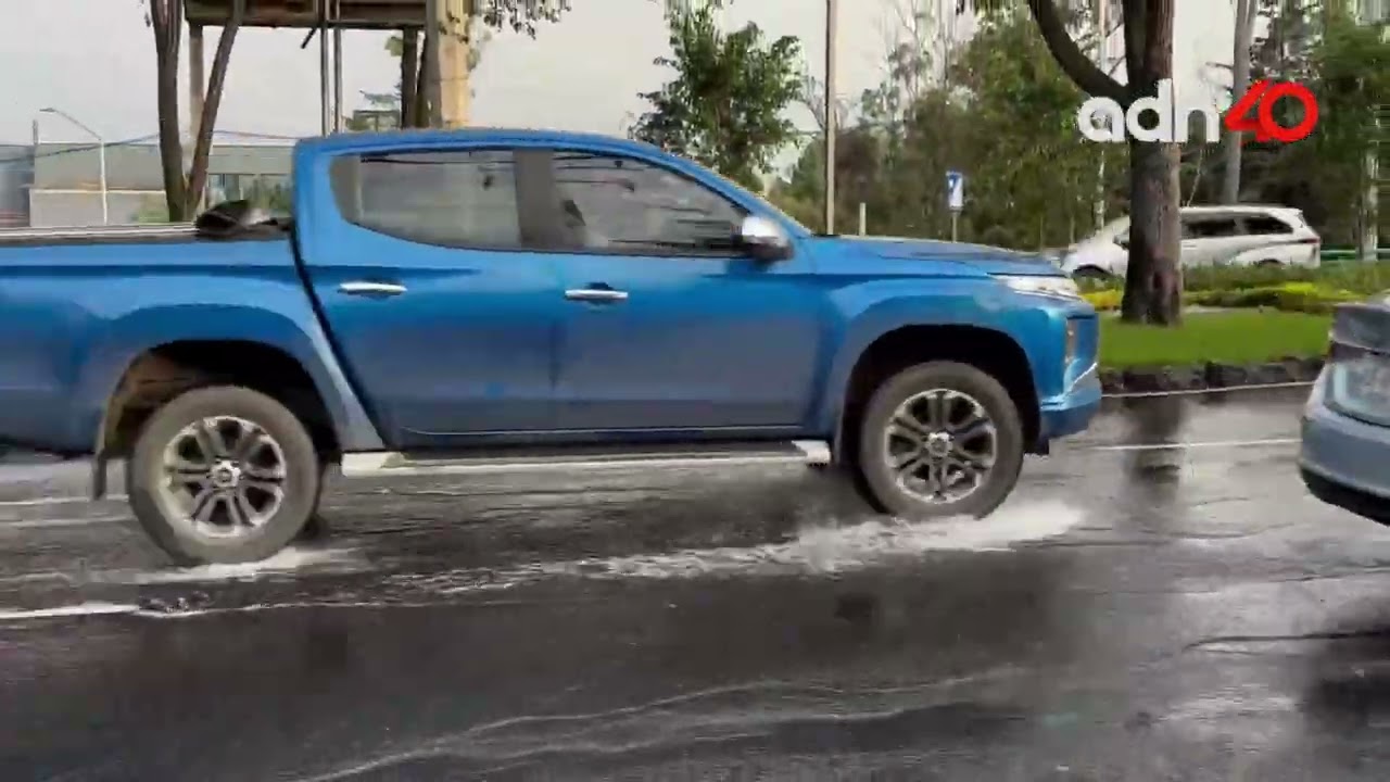 Fuerte fuga de agua en el camellón de Paseo de la Reforma provoca desperdicio de varios litros