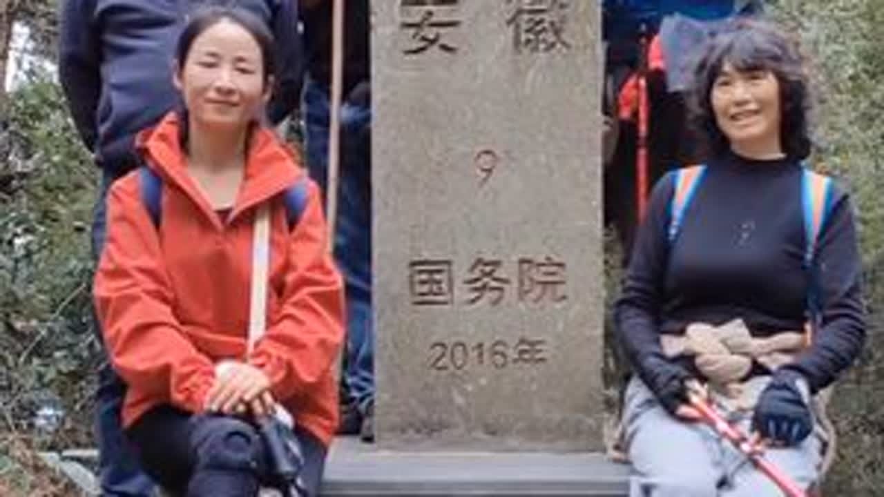 燕岭古道，位于安徽省黄山市休宁县山斗乡汉公坑。汉公坑，是一个有着七百多年历史的传统村落。燕岭古道分为大燕岭和小燕岭，是由两条古道分别从村头和村尾直接通往婺源方向的斗汰和龙池汰。从远处看两条古道就...