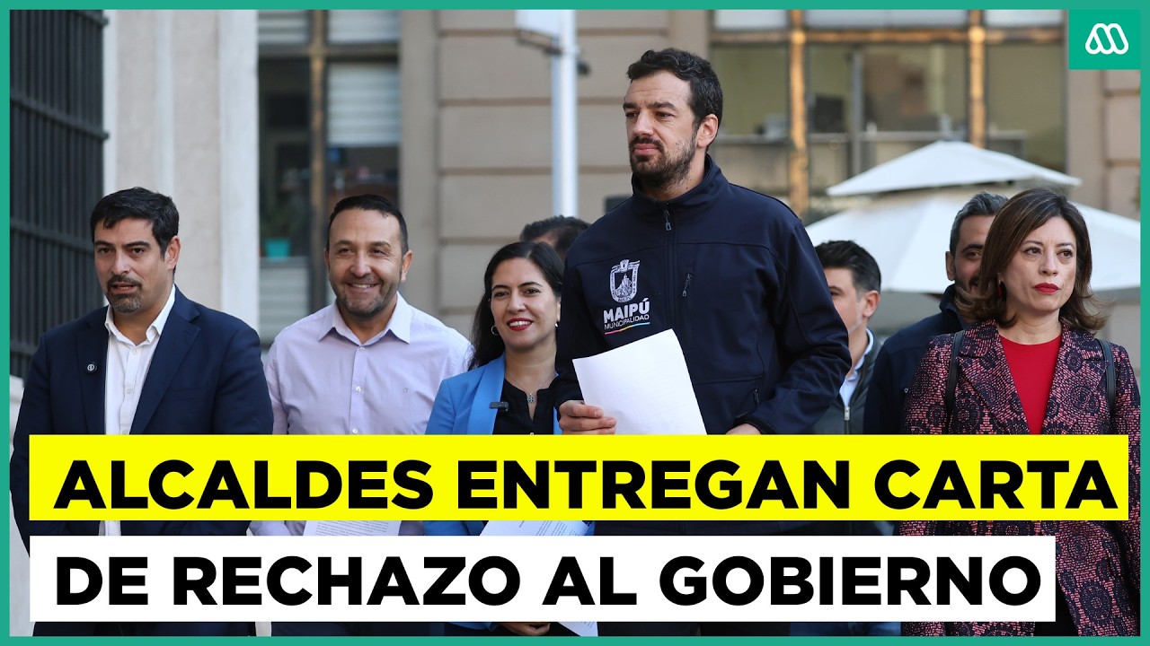 Alcaldes llegan a La Moneda para entregar carta en rechazo al alza de las bencinas