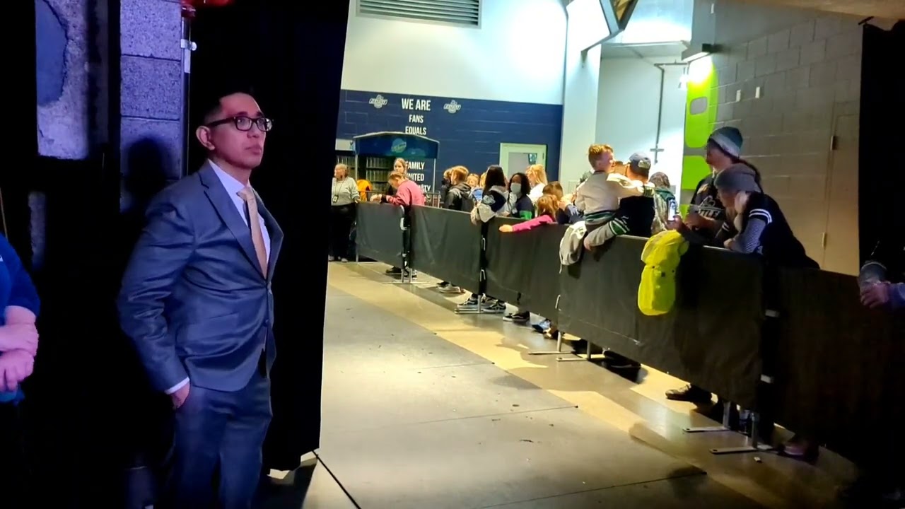Ken @Seattle Thunderbirds Singing the National Anthem!
