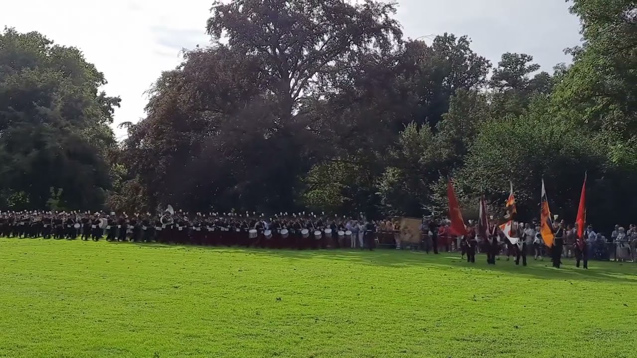 Koninklijke Harmonie Sainte Cécile Eijsden loopt defilé tijdens Street Parade